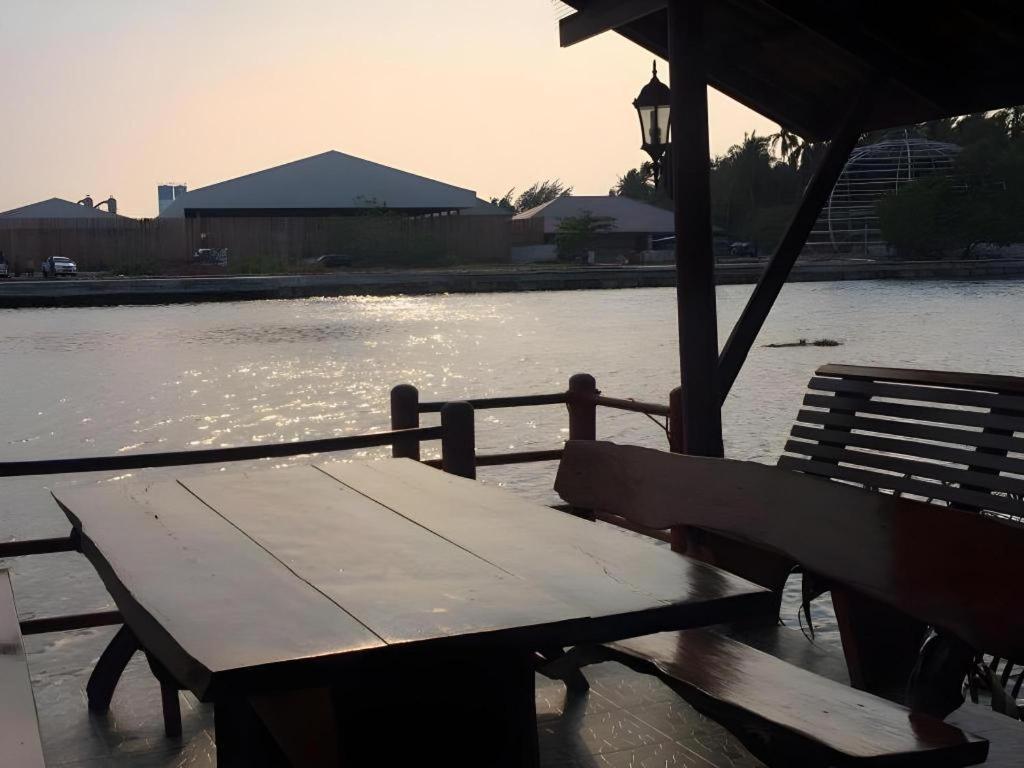 ルエンナムイェン リゾート アンパワー Samut Songkhram エクステリア 写真